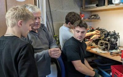 Des stagiaires participent à la restauration de l’hélicoptère