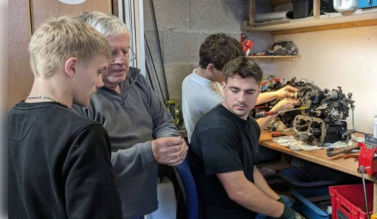 Des stagiaires participent à la restauration de l’hélicoptère